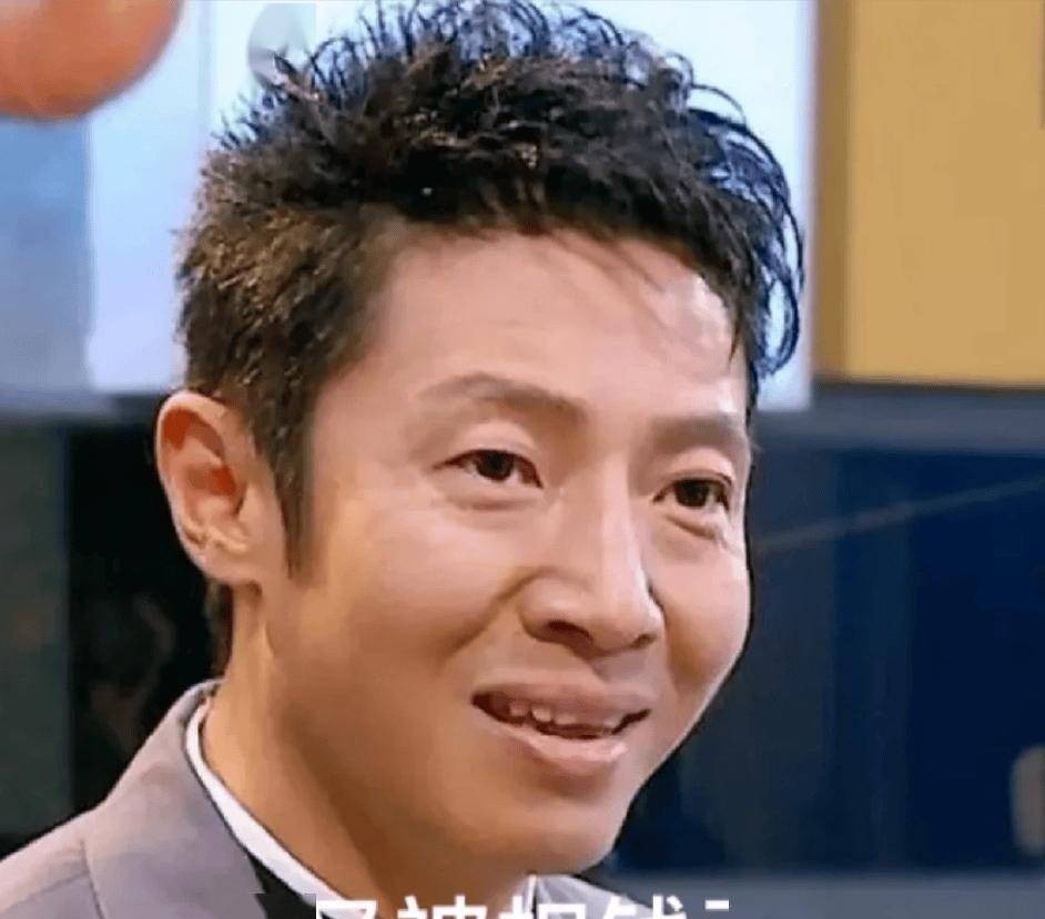 61-year-old Li Xuping gathers with friends. His round face looks young ...