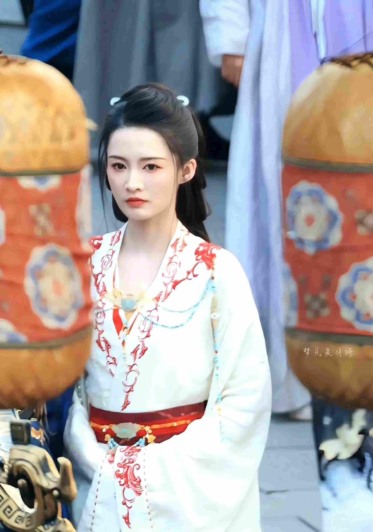 Li Chun Er Li Qin's ancient costume show, from Chun Er to the miracle doctor, a ...