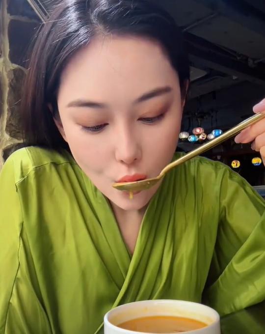 Zhang Xinyu shows affection and foodie daily life! Netizens question ...