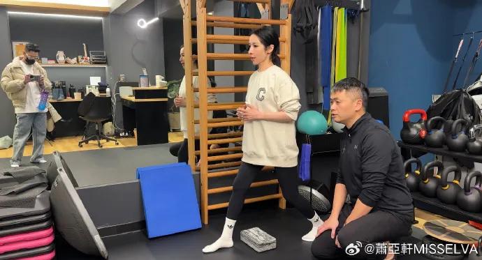 She posted a fitness photo 8 months after the fall! She is getting ...